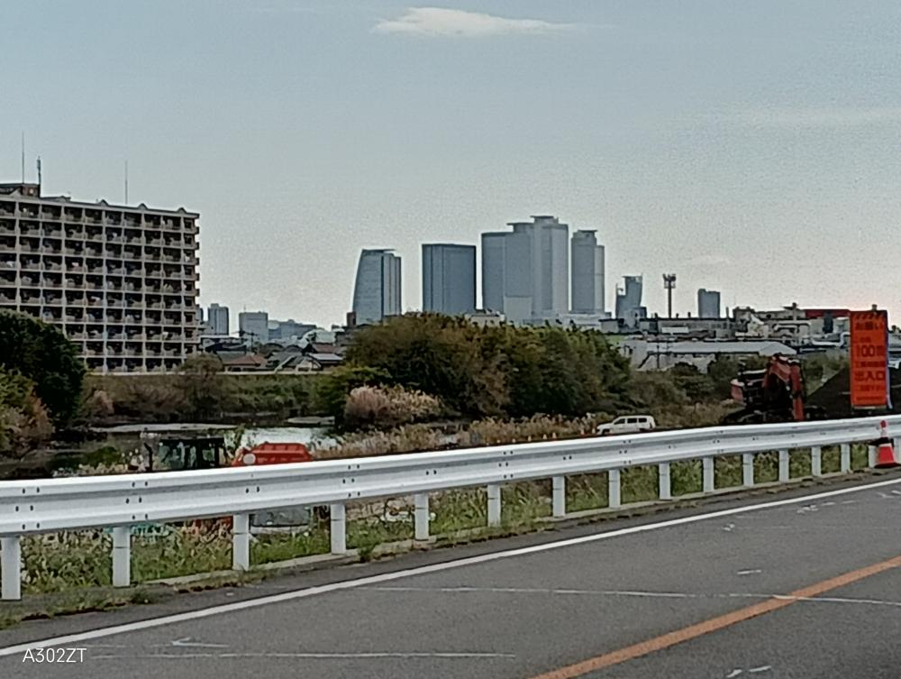 241127鎌倉街道から名古屋駅高層ビルを望む